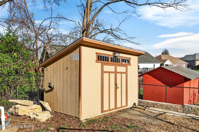 7311 Brook Meadow Dr, Louisville, KY 40228