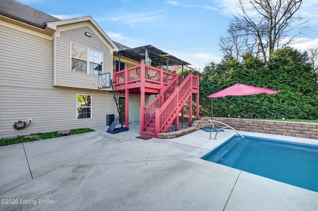 7311 Brook Meadow Dr, Louisville, KY 40228