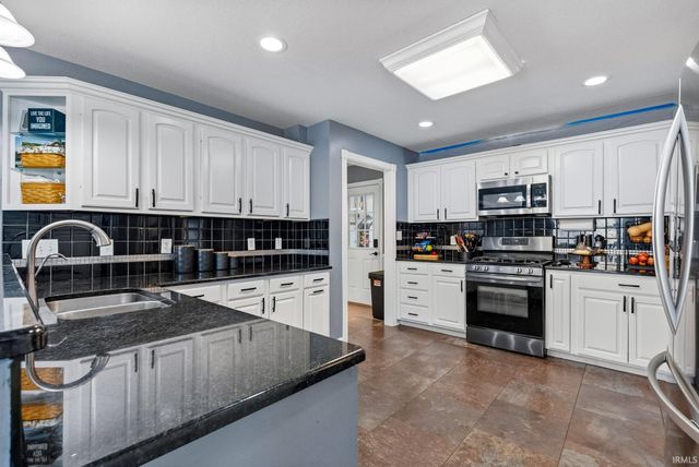 5185 N Sawgrass Lane, Leesburg, IN 46538