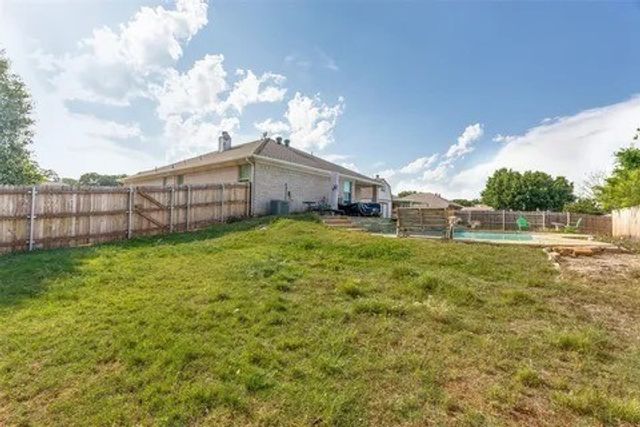 125 Timber Cross Court, Azle, TX 76020