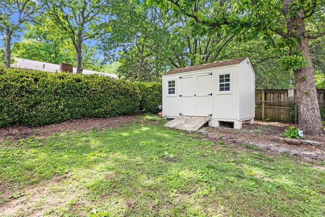 1109 E Glenn Lane, Fayetteville, AR 72703