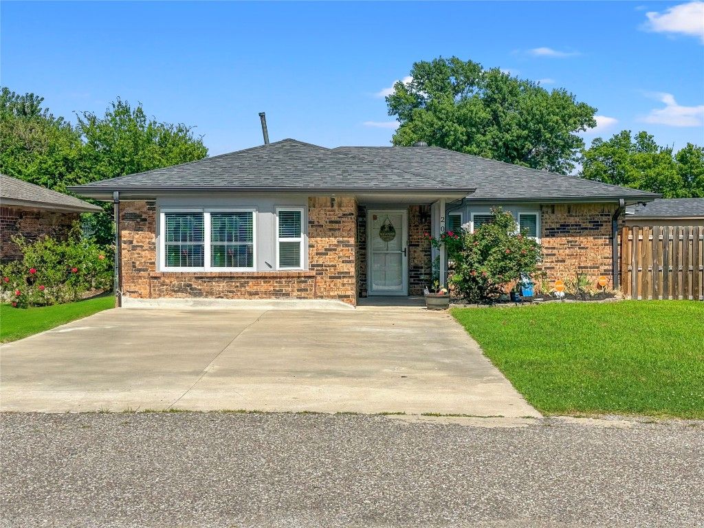 202 N Plum Avenue, Union City, OK 73090