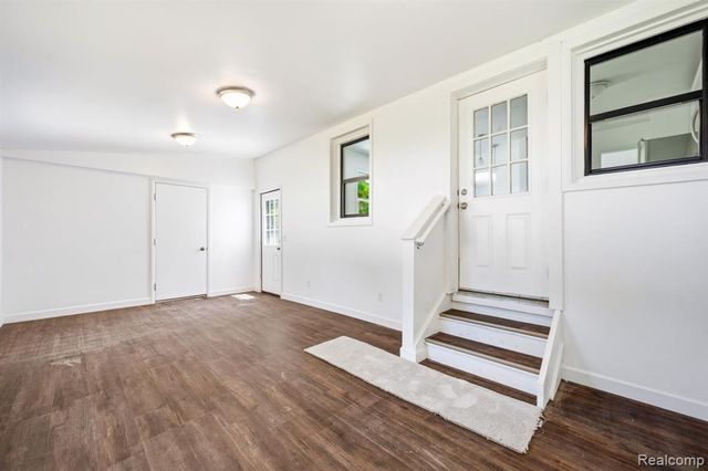 4166 Grayton Drive, Waterford, MI 48328