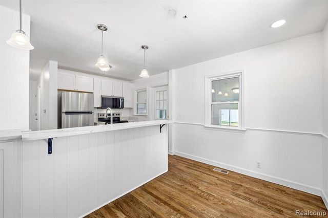 4166 Grayton Drive, Waterford, MI 48328