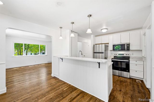 4166 Grayton Drive, Waterford, MI 48328