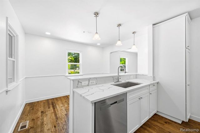 4166 Grayton Drive, Waterford, MI 48328