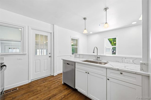 4166 Grayton Drive, Waterford, MI 48328