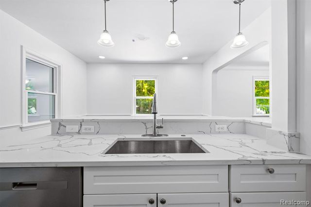 4166 Grayton Drive, Waterford, MI 48328