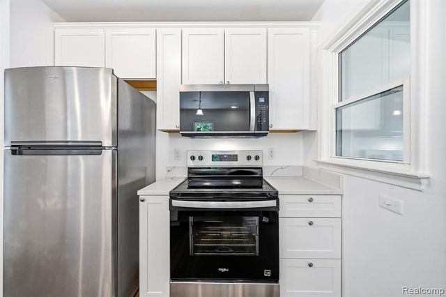 4166 Grayton Drive, Waterford, MI 48328