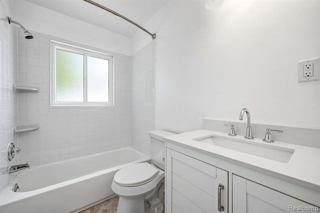 4166 Grayton Drive, Waterford, MI 48328