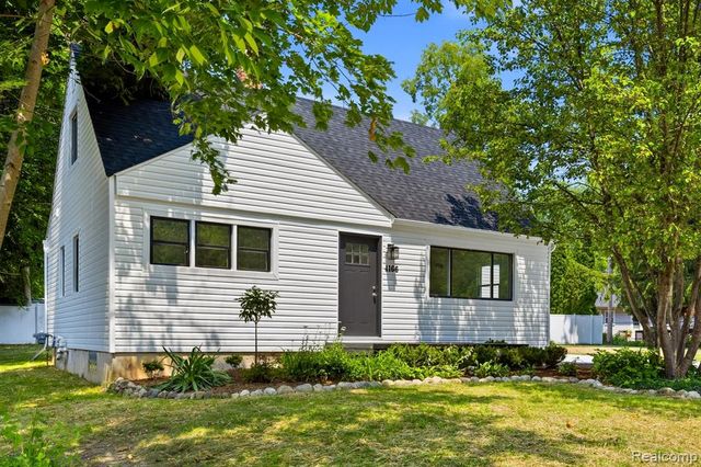 4166 Grayton Drive, Waterford, MI 48328