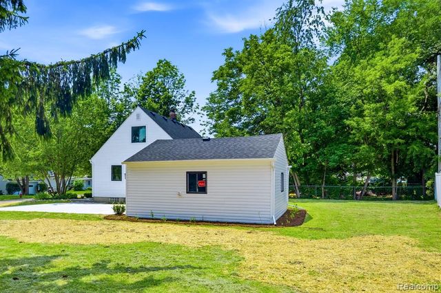 4166 Grayton Drive, Waterford, MI 48328