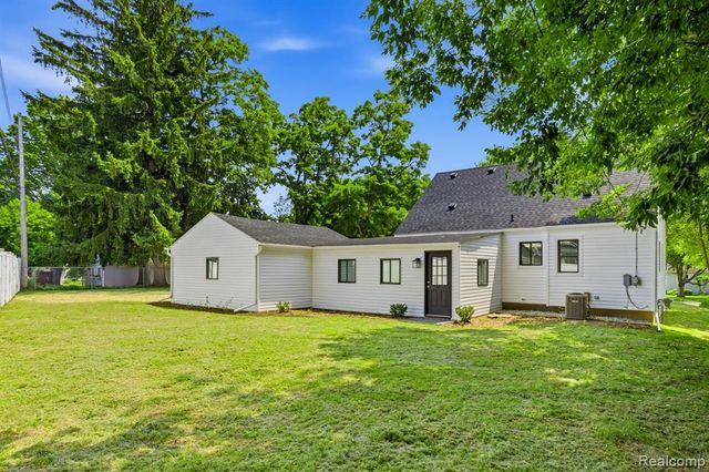 4166 Grayton Drive, Waterford, MI 48328