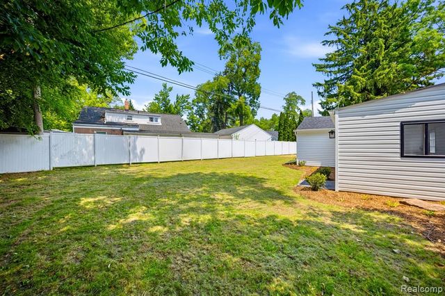 4166 Grayton Drive, Waterford, MI 48328