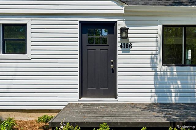4166 Grayton Drive, Waterford, MI 48328