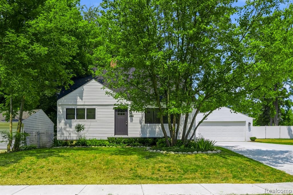 4166 Grayton Drive, Waterford, MI 48328