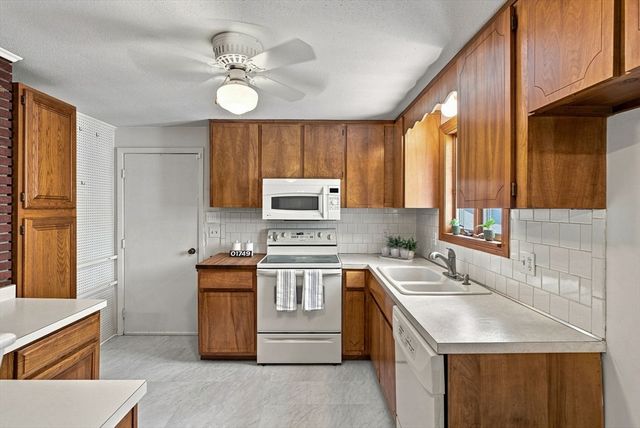 19 Champlain Dr, Hudson, MA 01749