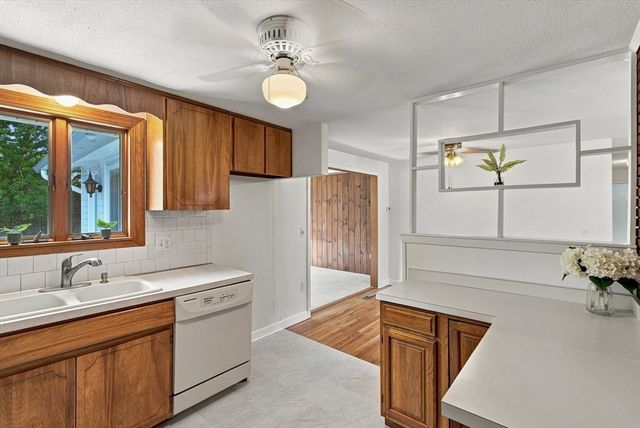 19 Champlain Dr, Hudson, MA 01749