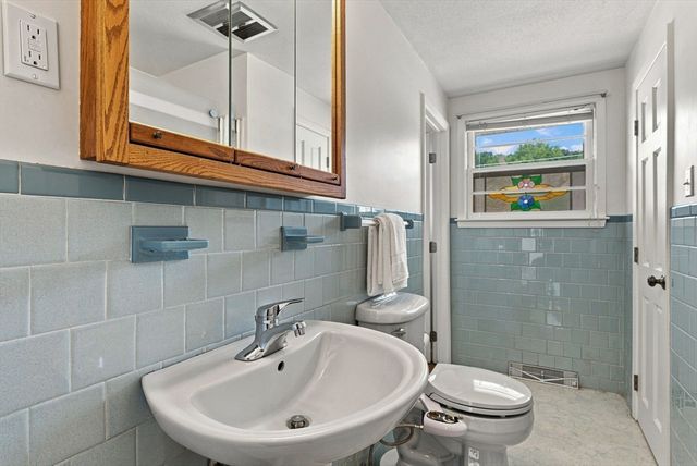 19 Champlain Dr, Hudson, MA 01749