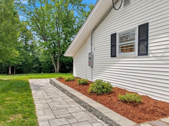 19 Champlain Dr, Hudson, MA 01749