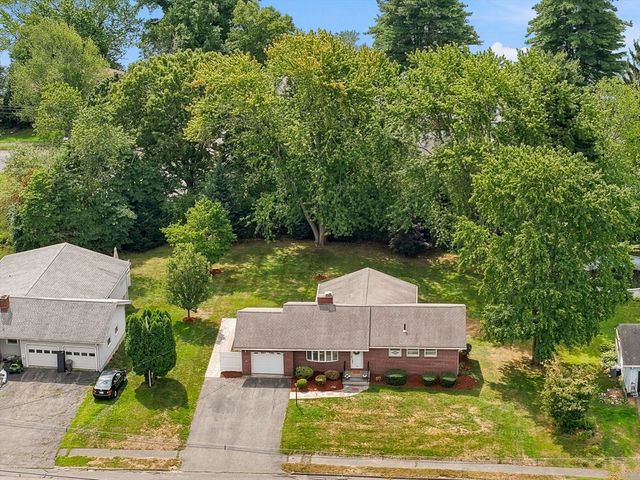 19 Champlain Dr, Hudson, MA 01749
