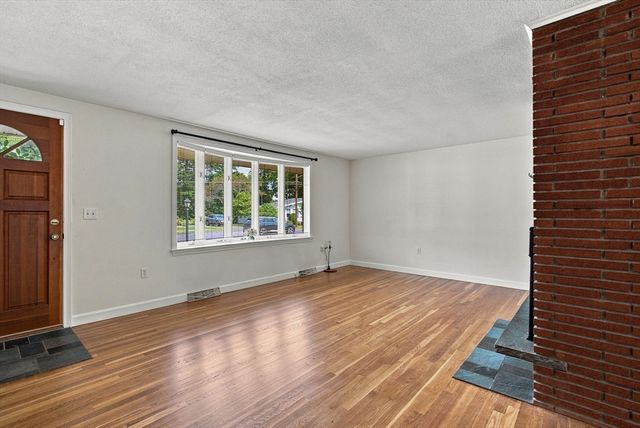 19 Champlain Dr, Hudson, MA 01749