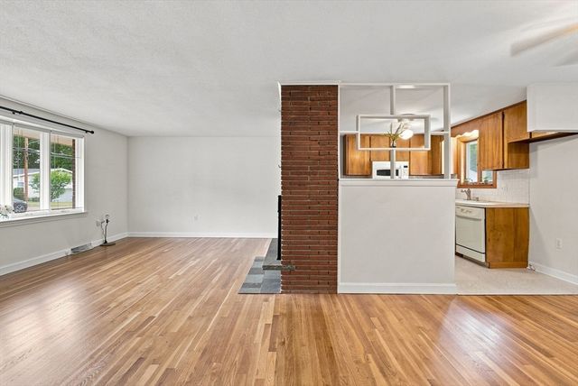 19 Champlain Dr, Hudson, MA 01749