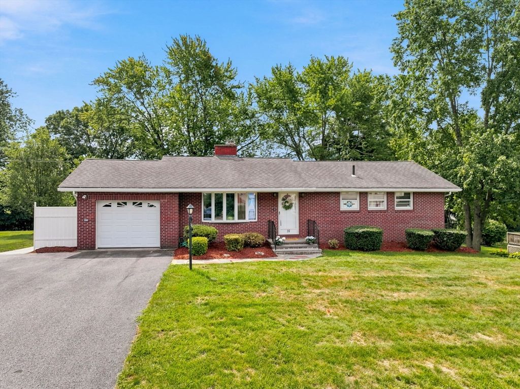 19 Champlain Dr, Hudson, MA 01749