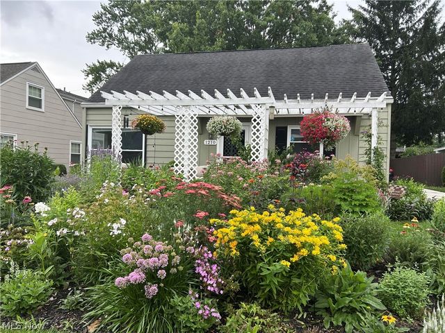1210 Myrtle Avenue, Cuyahoga Falls, OH 44221
