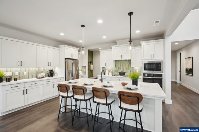 708 Magnolia Av, Woodburn, OR 97071