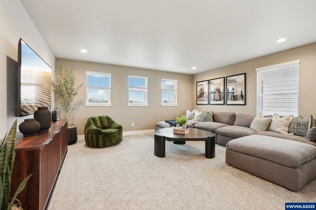 708 Magnolia Av, Woodburn, OR 97071