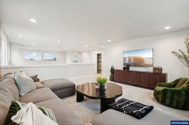 708 Magnolia Av, Woodburn, OR 97071