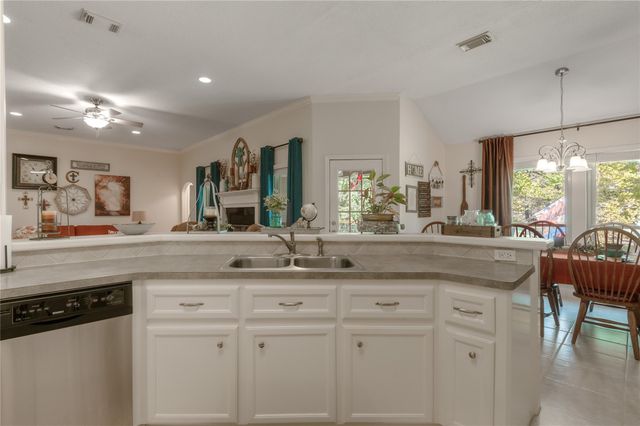 2023 E Lake Drive, Huntsville, TX 77340