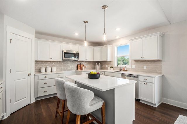 621 Waterford Village Drive, Walker, MI 49534