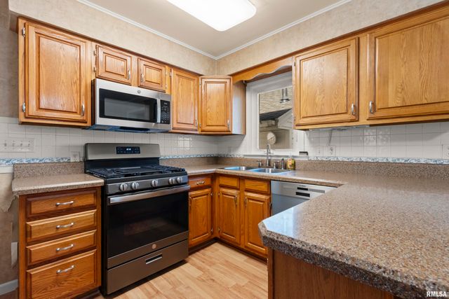 18 LAUTERBACH Drive, Bartonville, IL 61607