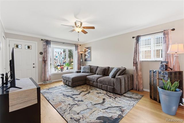 8164 Gerald Avenue, Warren, MI 48093