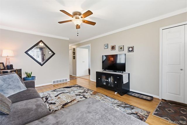 8164 Gerald Avenue, Warren, MI 48093