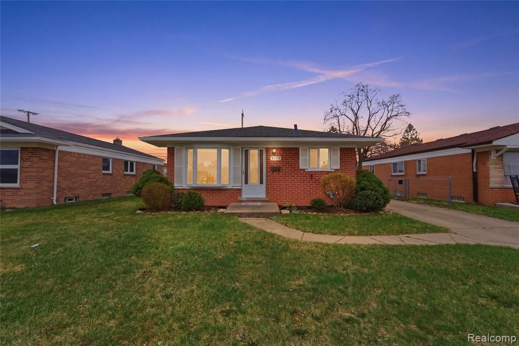 8164 Gerald Avenue, Warren, MI 48093