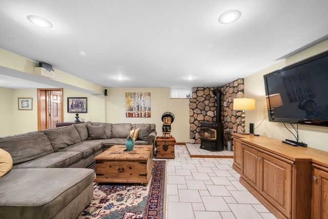 7 Patti Rd, Beverly, MA 01915