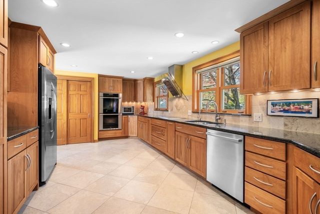 7 Patti Rd, Beverly, MA 01915