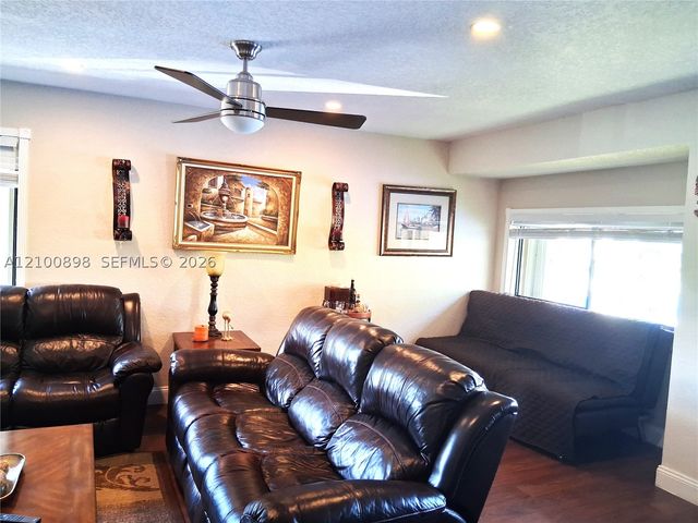 108 Wimbledon Lake Dr, Plantation, FL 33324