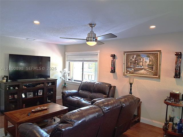 108 Wimbledon Lake Dr, Plantation, FL 33324