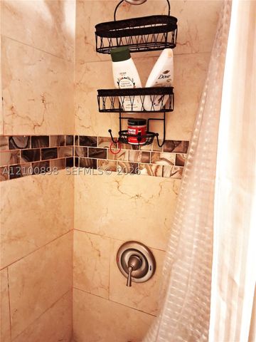 108 Wimbledon Lake Dr, Plantation, FL 33324