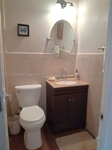 108 Wimbledon Lake Dr, Plantation, FL 33324