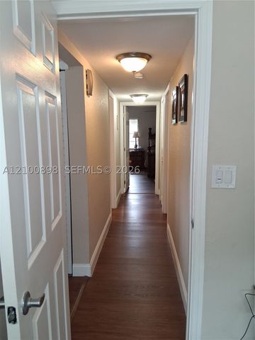 108 Wimbledon Lake Dr, Plantation, FL 33324