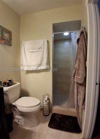 108 Wimbledon Lake Dr, Plantation, FL 33324