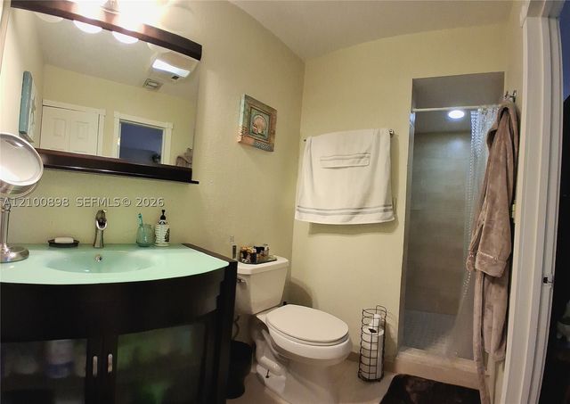 108 Wimbledon Lake Dr, Plantation, FL 33324
