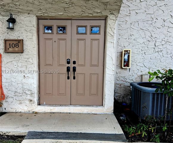 108 Wimbledon Lake Dr, Plantation, FL 33324