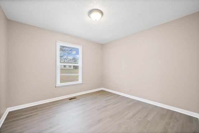 915 Cal Ct, Clarksville, TN 37042