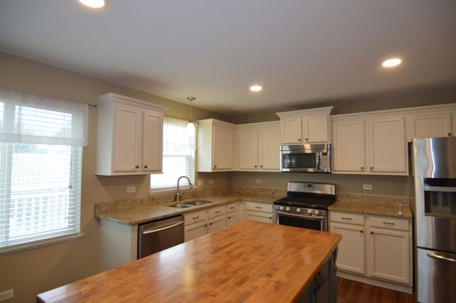 3613 Dorchester Place, Mchenry, IL 60050